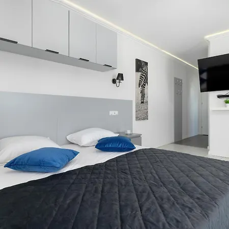 Charming In With Parking By Renters