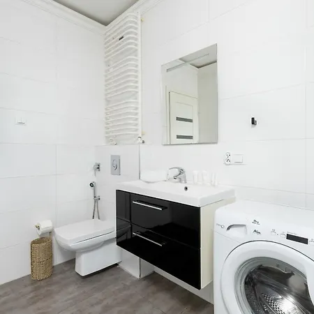 Charming In With Parking By Renters *